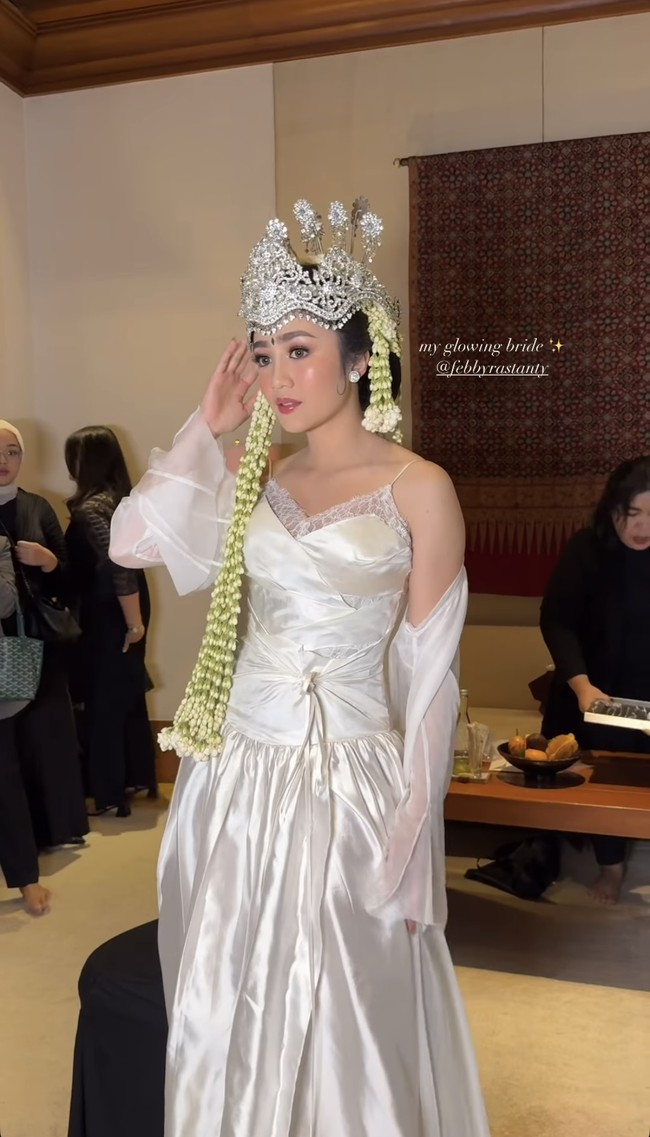 Untuk riasan wajahnya Febby mempercayakan pada MUA Marlene Hariman.  Dengan riasan glam look dipadukan dengan lipstik merah muda, pesona Febby terlihat semakin terpancar. Foto: Instagram/@marlenehariman