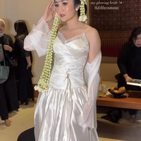 Untuk riasan wajahnya Febby mempercayakan pada MUA Marlene Hariman.  Dengan riasan glam look dipadukan dengan lipstik merah muda, pesona Febby terlihat semakin terpancar. Foto: Instagram/@marlenehariman