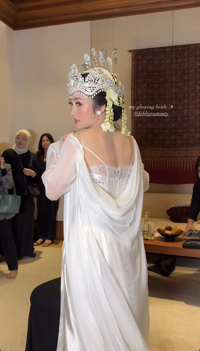 Melengkapi penampilannya, Febby juga mengenakan siger Sunda berhiaskan 7 kembang goyang di kepalanya. Dengan tambahan roncean melati membuat penampilan Febby sebagai pengantin Sunda semakin lengkap. Foto: Instagram/@marlenehariman