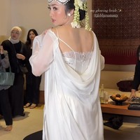 Melengkapi penampilannya, Febby juga mengenakan siger Sunda berhiaskan 7 kembang goyang di kepalanya. Dengan tambahan roncean melati membuat penampilan Febby sebagai pengantin Sunda semakin lengkap. Foto: Instagram/@marlenehariman