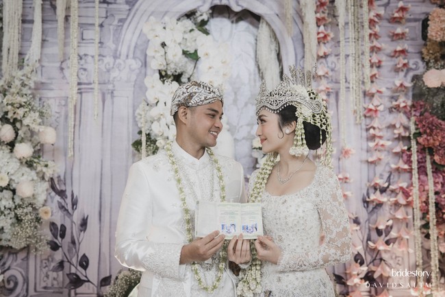 Artis cantik Febby Rastanty telah resmi dinikahi oleh Sudrajat Djumantara pada 9 November 2024. Acara ijab kabul pernikahan digelar secara tertutup di The Tribrata Darmawangsa Jakarta. Foto: Bridestory