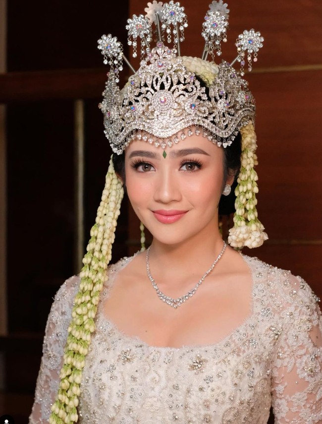 Febby Rastanty tampil dengan riasan pink glam saat akad nikah, dipadukan dengan mahkota siger khas Sunda. Foto: Instagram/@marlenehariman