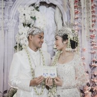 Artis cantik Febby Rastanty telah resmi dinikahi oleh Sudrajat Djumantara pada 9 November 2024. Acara ijab kabul pernikahan digelar secara tertutup di The Tribrata Darmawangsa Jakarta. Foto: Bridestory