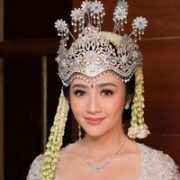 Febby Rastanty tampil dengan riasan pink glam saat akad nikah, dipadukan dengan mahkota siger khas Sunda. Foto: Instagram/@marlenehariman