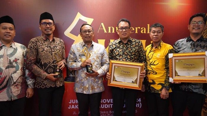 Foto: Rahman Hadi saat menerima penghargaan (Dok Diskominfotik Riau)