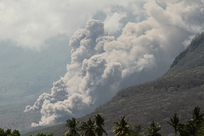 Luncuran awan panas erupsi Gunung Lewotobi Laki-laki terlihat dari Desa Konga, Kecamatan Titehena, Nusa Tenggara Timur, Sabtu (9/11/2024). Erupsi Gunung Lewotobi Laki-laki dengan disertai hujan kerikil kembali terjadi sekitar pukul 09.00 WITA. ANTARA FOTO/Mega Tokan/sgd/YU