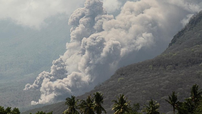 Gunung Lewotobi Laki-laki Kembali Erupsi Luncuran awan panas erupsi Gunung Lewotobi Laki-laki terlihat dari Desa Konga, Kecamatan Titehena, Nusa Tenggara Timur, Sabtu (9/11/2024). Erupsi Gunung Lewotobi Laki-laki dengan disertai hujan kerikil kembali terjadi sekitar pukul 09.00 WITA. ANTARA FOTO/Mega Tokan/sgd/YU