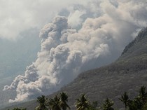 Gunung Lewotobi Erupsi: Warga Lakukan Ritual, Ada Larangan ke Perempuan