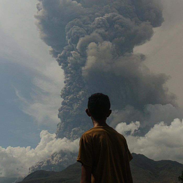 Luncuran awan panas erupsi Gunung Lewotobi Laki-laki terlihat dari Desa Konga, Kecamatan Titehena, Nusa Tenggara Timur, Sabtu (9/11/2024). Erupsi Gunung Lewotobi Laki-laki dengan disertai hujan kerikil kembali terjadi sekitar pukul 09.00 WITA. ANTARA FOTO/Mega Tokan/sgd/YU