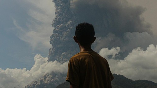 Luncuran awan panas erupsi Gunung Lewotobi Laki-laki terlihat dari Desa Konga, Kecamatan Titehena, Nusa Tenggara Timur, Sabtu (9/11/2024). Erupsi Gunung Lewotobi Laki-laki dengan disertai hujan kerikil kembali terjadi sekitar pukul 09.00 WITA. ANTARA FOTO/Mega Tokan/sgd/YU