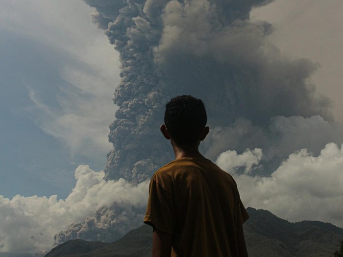 Luncuran awan panas erupsi Gunung Lewotobi Laki-laki terlihat dari Desa Konga, Kecamatan Titehena, Nusa Tenggara Timur, Sabtu (9/11/2024). Erupsi Gunung Lewotobi Laki-laki dengan disertai hujan kerikil kembali terjadi sekitar pukul 09.00 WITA. ANTARA FOTO/Mega Tokan/sgd/YU