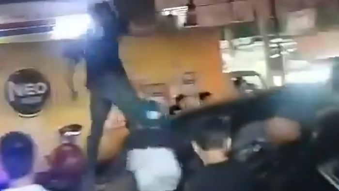 Heboh warga di Cianjur menghajar mobil terduga pelaku penculikan siswi SMP yang sempat melarikan diri. Atas peristiwa ini dua orang terduga penculik diamankan.