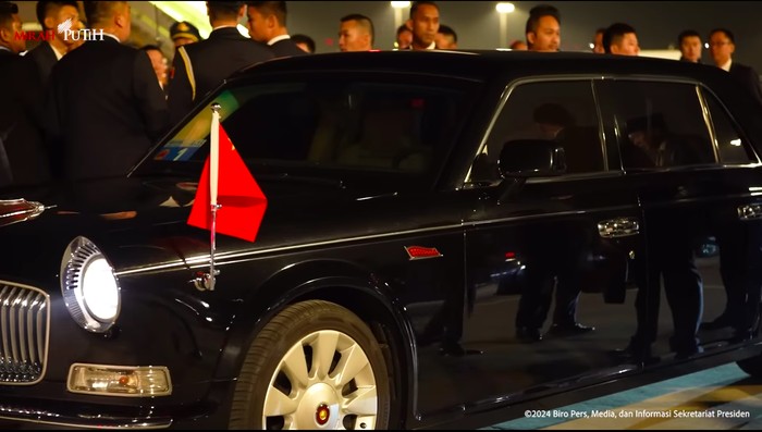 Hongqi L5 jemput Prabowo setibanya di China