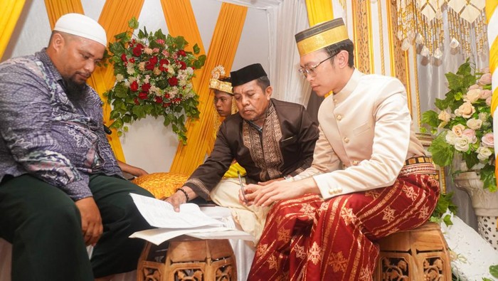 Ilham Ari Fauzi menjadi saksi nikah warga di Pulau Kodingareng, Kecamatan Sangkarrang, Makassar.