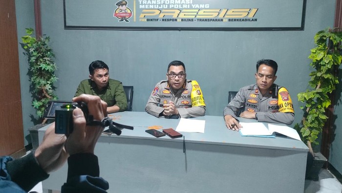 Kabid Propam Polda Gorontalo Kombes Jury Leonard Siahaan (tengah), Wakapolres Boalemo Kompol Afandy Nurkamiden (kiri) dan Kasat Reskrim Polres Boalemo Iptu Saiful Djakatara (kanan).