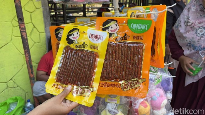 Jajanan La Tiao asal China masih dijual di Surabaya
