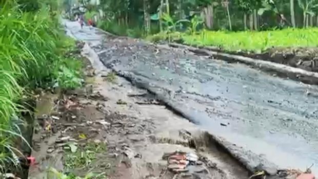Jalan rusak di Karangasem, Sabtu (9/11/2024).