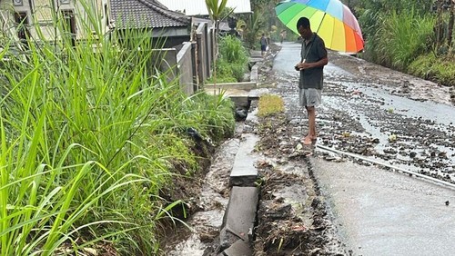Jalan rusak di Karangasem, Sabtu (9/11/2024).