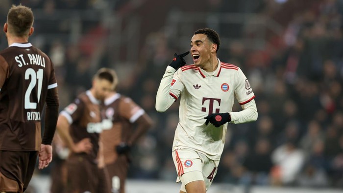 HAMBURG, GERMANY - NOVEMBER 09: Jamal Musiala of FC Bayern Muenchen  celebrates after scoring his team`s first goal during the Bundesliga match between FC St. Pauli 1910 and FC Bayern München at Millerntor Stadium on November 09, 2024 in Hamburg, Germany. (Photo by Christina Pahnke - sampics/Getty Images)