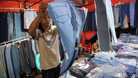 Hampir setiap malam BKT ramai pembeli dan pedagang salah satunya Anto yang menjual celana jeans ini.