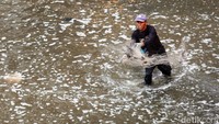Aliran BKT juga dimanfaatkan warga untuk mencari ikan.