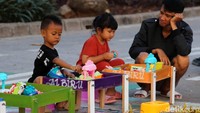Anak-anak tampak antusias bermain di BKT.