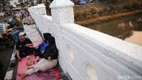 Kanal ini memiliki daya tarik sebagai lokasi rekreasi. Banyak penduduk Jakarta (khususnya Jakarta Timur) yang menjadikan lokasi BKT sebagai tempat kongkow bersama keluarga ataupun teman.
