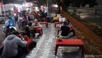 Para penjual yang menjajakan makanan seperti bakso, mie ayam, sate dan lainnya menyediakan tikar agar warga bisa duduk lesehan. Tikar-tikar disusun rapi menghadap ke kanal.
