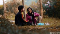 Menjelang senja, satu-dua orang singgah menikmati sore di antara pepohonan yang merimbun. Memesan kopi panas dan duduk lesehan menghadap BKT di atas tikar yang disediakan pedagang.