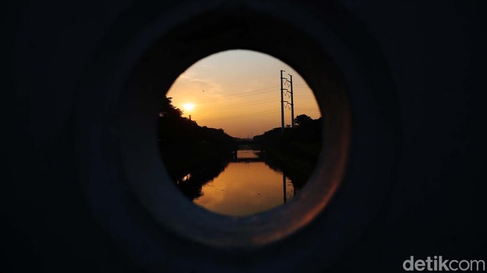 Jeda Sejenak di Kanal Kota, Bekate Awalnya tanah lapang yang gersang memanjang di pinggiran sungai. Perlahan satu-dua orang singgah menikmati sore di antara pepohonan yang merimbun. Berkembang menjadi keramaian, simpul sosial dan bermuara pada oase kaum urban untuk lari dari kesibukan dan rutinitas. Anak muda sekarang menyebutnya healing.