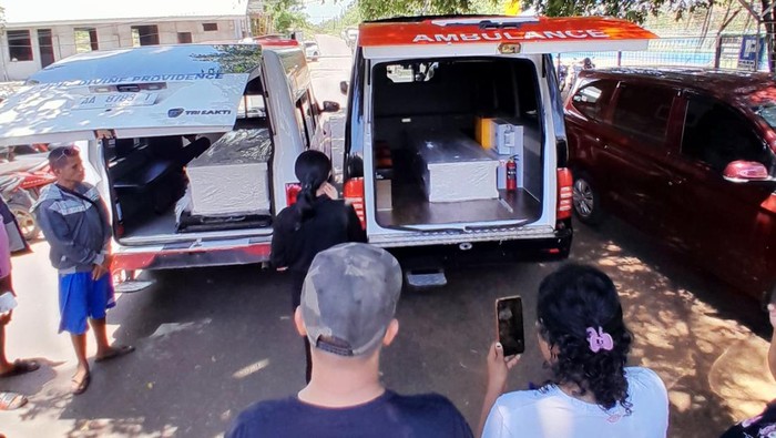 Jenazah dua PMI ilegal yang meninggal di Malaysia tiba di Bandara El Tari Kupang, NTT, Sabtu (9/11/2024). (Foto: Dok. BP3MI NTT)