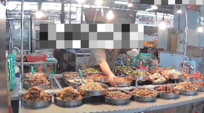 Jijik! Pemilik Kedai pakai Sendok Bekas Mulutnya saat Cicip Jualannya