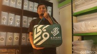 Untuk mewujudkan konsep live ini, Yoka harus mengeluarkan biaya yang cukup besar untuk peralatan. Ia menyiapkan berbagai alat, mulai dari HP, laptop, lighting, mic, tripod, dan perlengkapan lain yang total biayanya mencapai sekitar Rp10 juta.