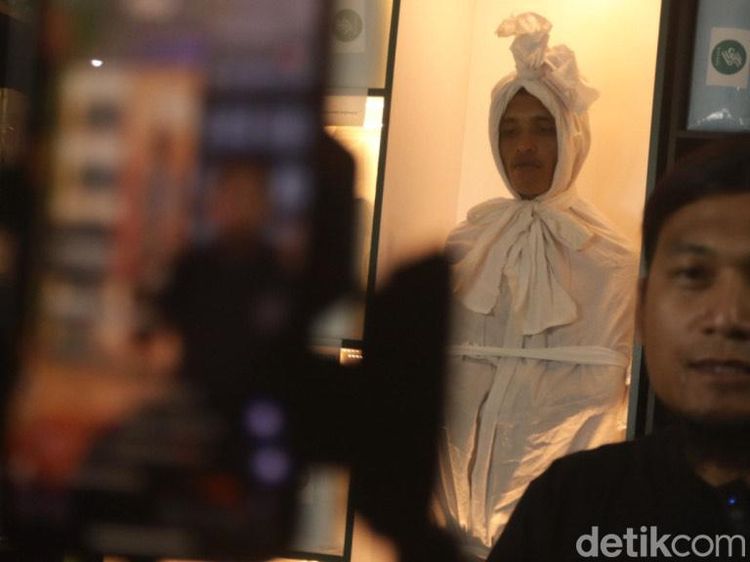 Aksi Yoka yang Viral gegara Jual Kain Kafan di TikTok