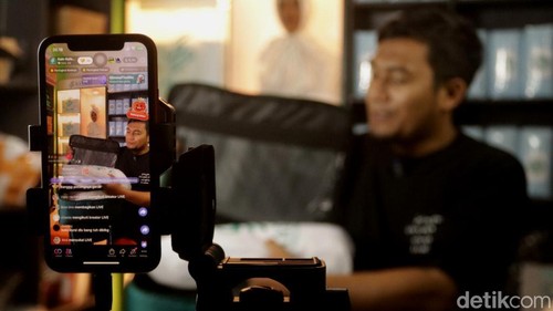 Jualan kain kafan di live TikTok.