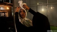 Yoka berjualan kain kafan sejak Maret 2024 lalu dan baru terjun live di TikTok akhir Oktober 2024.