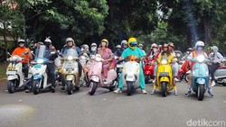 Rayakan Halloween, Kalcer Skuter Touring di Jakarta Pakai Kostum Unik