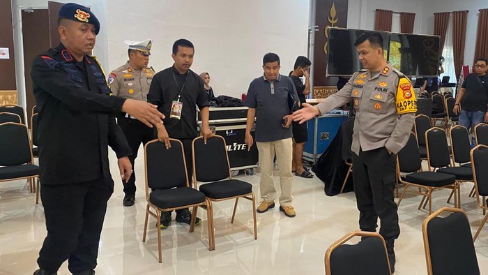 Kapolres Inhu dan Pejabat Utama Polda Riau saat cek lokasi debat (Dok Humas Polres Inhu)