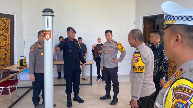 Kapolres Inhu dan Pejabat Utama Polda Riau saat cek lokasi debat (Dok Humas Polres Inhu)