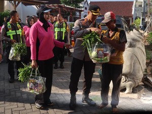 Tingkatkan Ketahanan Pangan, Polres Pasuruan Kota Bagikan Paket Sayuran