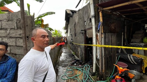 Damkartan Karangasem saat melakukan pemadaman kebakaran rumah di wilayah Dangin Sema 1, Kelurahan Karangasem, Sabtu (09/11/2024) (dok. Damkartan Karangasem)