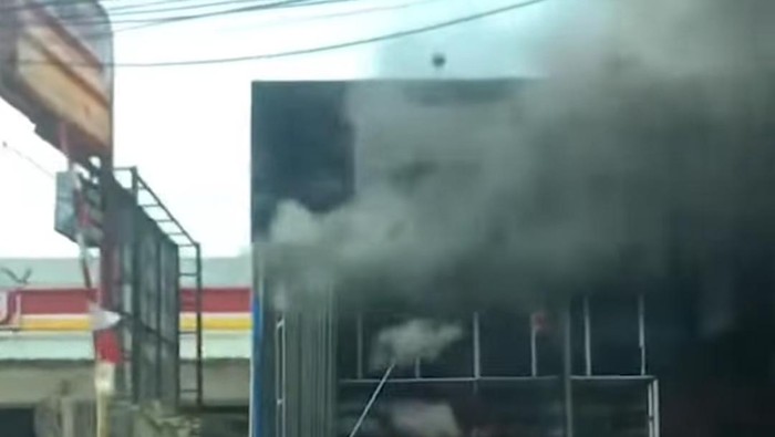 Kebakaran gedung di Jalan Transyogi, Bogor, Jawa Barat.