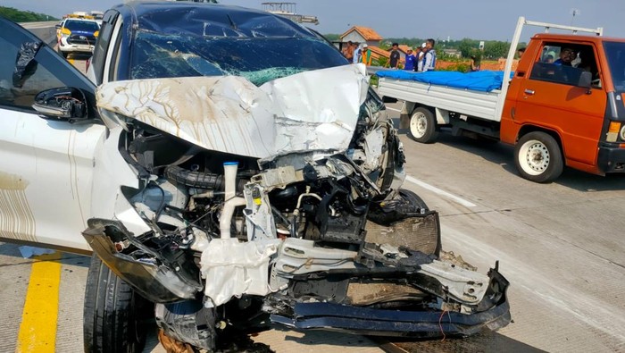 Kecelakaan melibatkan dua mobil di tol Semarang-Batang wilayah Kabupaten Kendal, Jawa Tengah, Sabtu (9/11/2024) pagi.