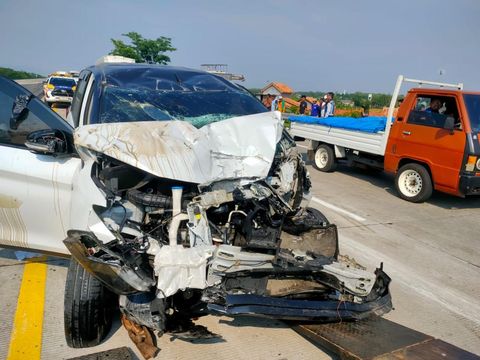 Kecelakaan melibatkan dua mobil di tol Semarang-Batang wilayah Kabupaten Kendal, Jawa Tengah, Sabtu (9/11/2024) pagi.