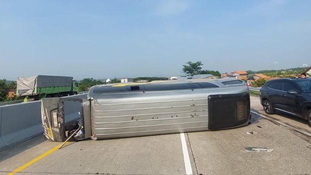 Kecelakaan melibatkan dua mobil di tol Semarang-Batang wilayah Kabupaten Kendal, Jawa Tengah, Sabtu (9/11/2024) pagi.