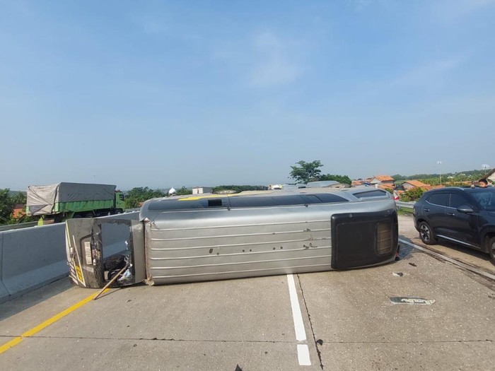 Kecelakaan melibatkan dua mobil di tol Semarang-Batang wilayah Kabupaten Kendal, Jawa Tengah, Sabtu (9/11/2024) pagi.