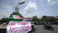 Peloper dan pengepul berharap pemerintah serta industri dapat mengutamakan hasil susu lokal untuk kebutuhan produksi susu dalam negeri.  