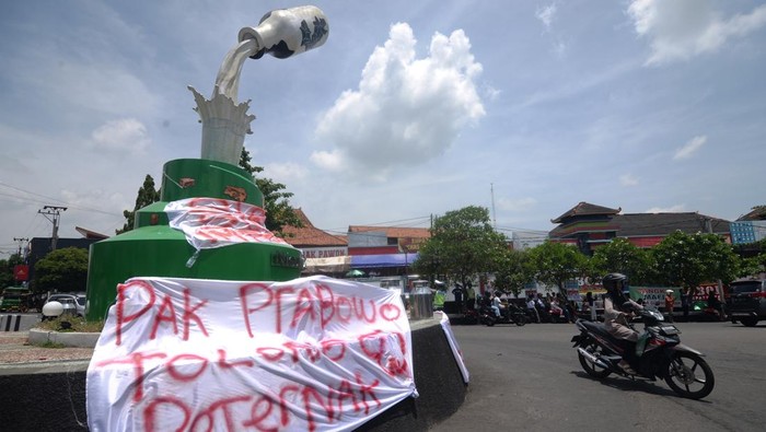 Peloper susu melakukan aksi mandi susu sapi yang tidak terserap oleh industri pengolahan susu di Tugu Susu Tumpah, Boyolali, Jawa Tengah, Sabtu (9/11/2024). Aksi mandi dan membuang susu sapi yang dilakukan oleh peloper dan pengepul susu di wilayah Boyolali itu sebagai bentuk rasa kekecewaan atas berkurangnya serapan susu sapi lokal yang dilakukan oleh industri pengolahan susu, dan mereka berharap pemerintah serta industri dapat mengutamakan hasil susu lokal untuk kebutuhan produksi susu dalam negeri. ANTARA FOTO/Aloysius Jarot Nugroho/YU