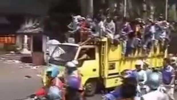 Kerusuhan Tuban 2006 karena pendukung salah satu calon kalah