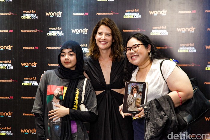 Keseruan ICC 2024: Cosplayer Ngumpul-Foto Bareng Maria Hill Indonesia Comic Con (ICC) 2024 menjadi ajang temu cosplayer. Para pencinta budaya pop juga bisa berfoto bareng Cobie Smulders, pemeran agen Maria Hill di MCU, Sabtu (9/11/2024).